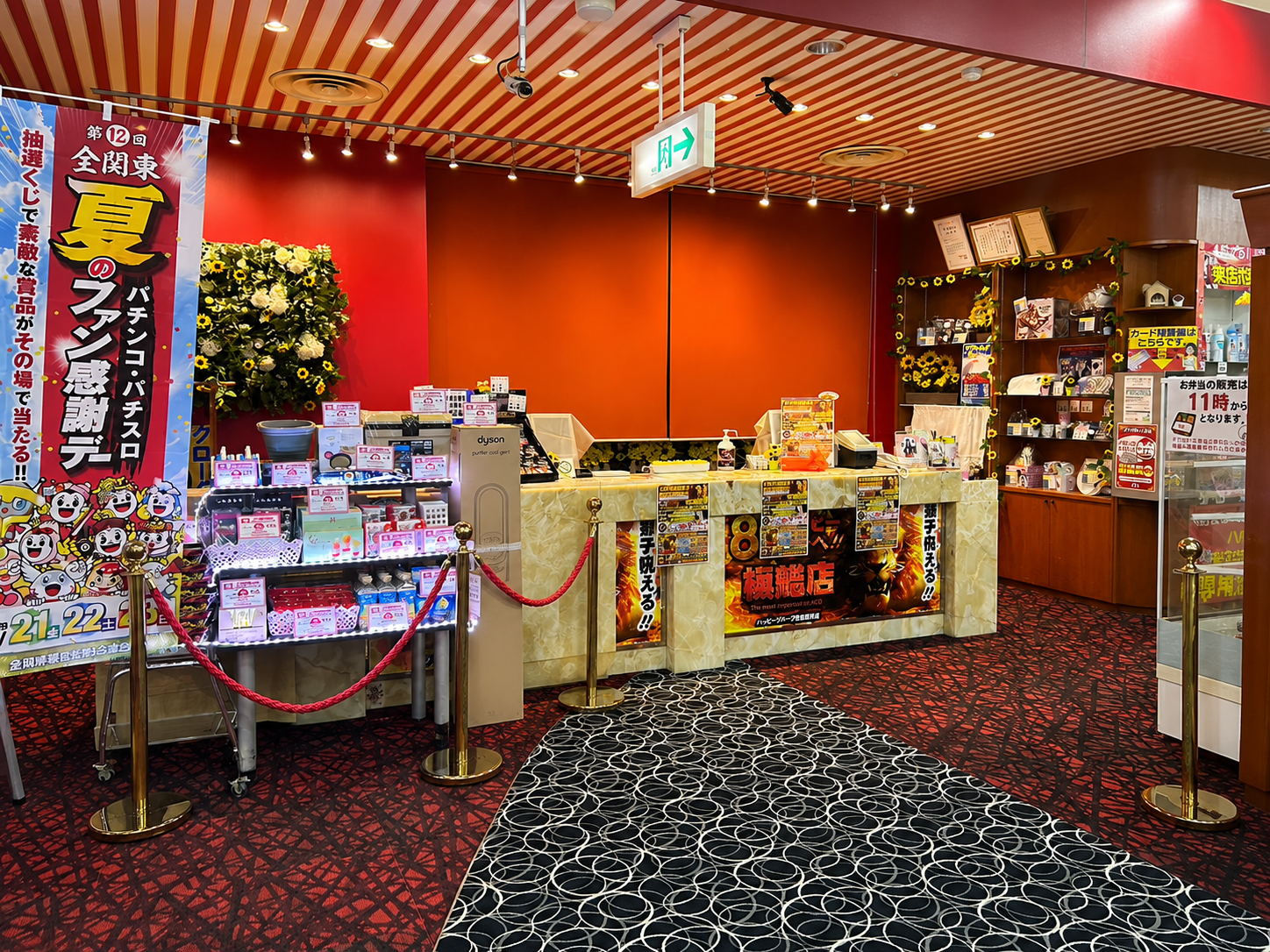 店舗のカウンターと景品コーナー